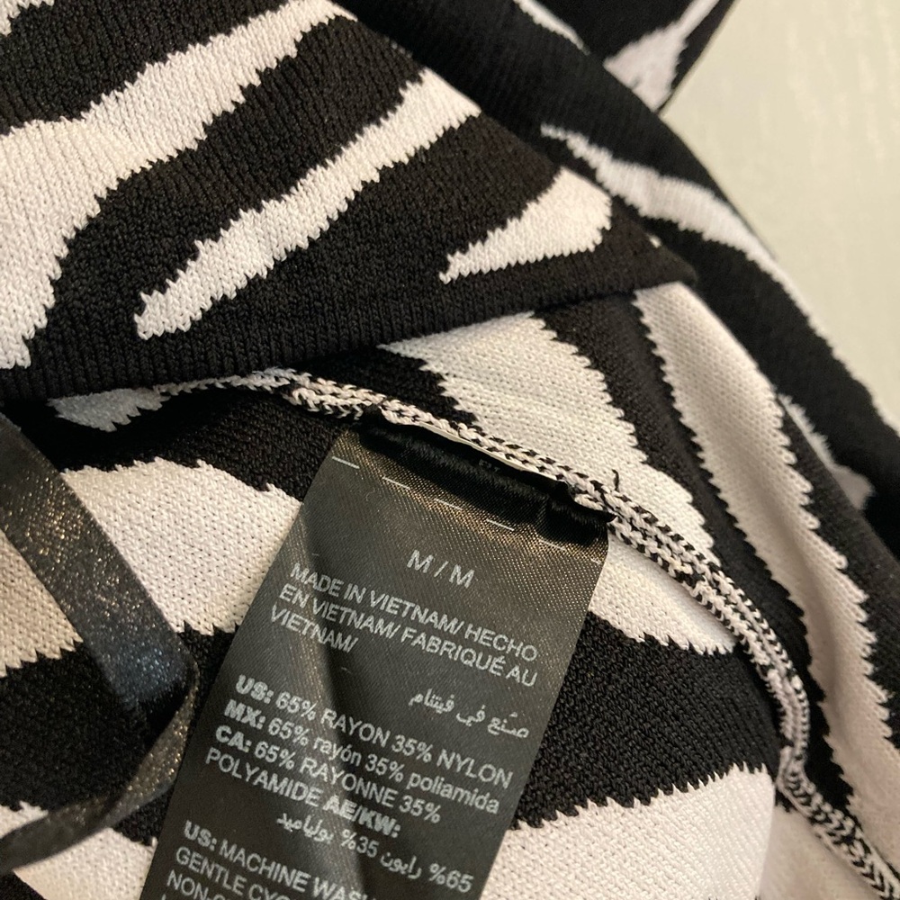 White House Black Market Monochrome Patterned Top - Picture 4 of 6